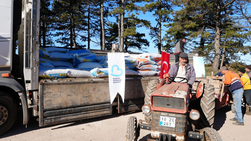 Sındırgılı depremzede çiftçilere hayvan yemi desteği