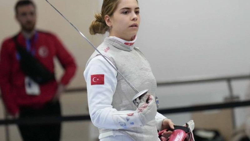 Alara Atmaca eskrimde Yıldız Kızlarda Avrupa Şampiyonu 