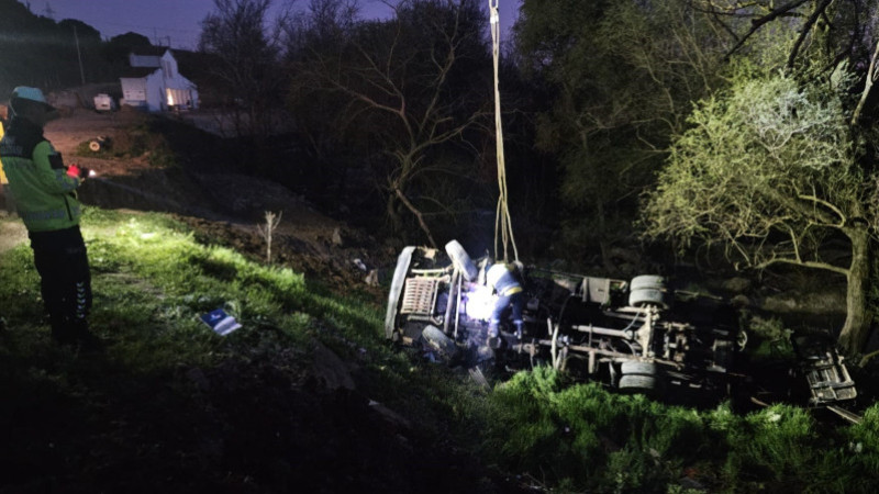 İş makinesi şarampole yuvarlandı: 1 ölü, 1 yaralı