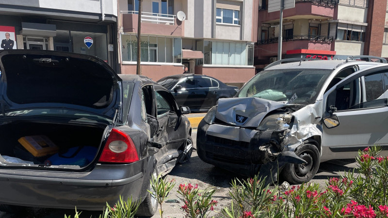  Şehir içinde otomobiller çarpıştı: 3 yaralı